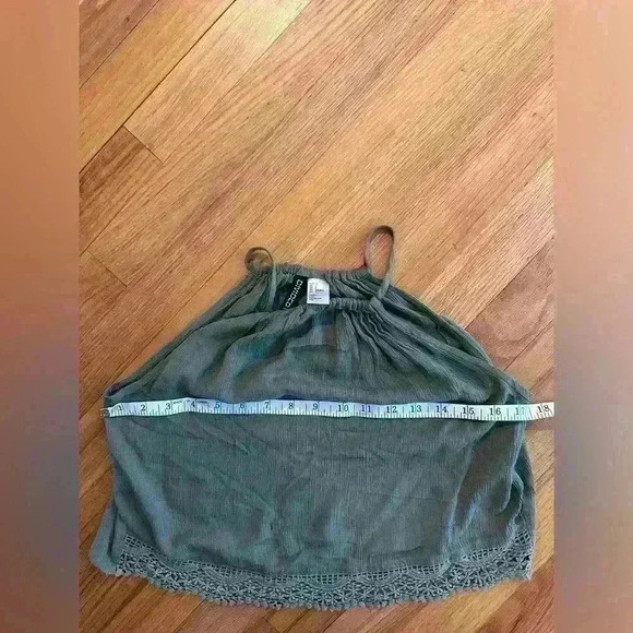 LIKE NEW Linen Look Crop Top - Picture 3 of 4